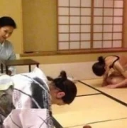 日本女孩的腿为什么很难伸直日本人称都是因为中国人！