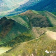 从李宗盛的《山丘》到致敬李宗盛的《越过山丘》，人生最好的追忆，或许只是一首歌…