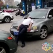 大白天喝多了酒男子把别人的轿车引擎盖当床