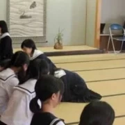 日本女孩的腿为什么很难伸直日本人称都是因为中国人！