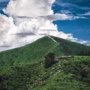 从李宗盛的《山丘》到致敬李宗盛的《越过山丘》，人生最好的追忆，或许只是一首歌…